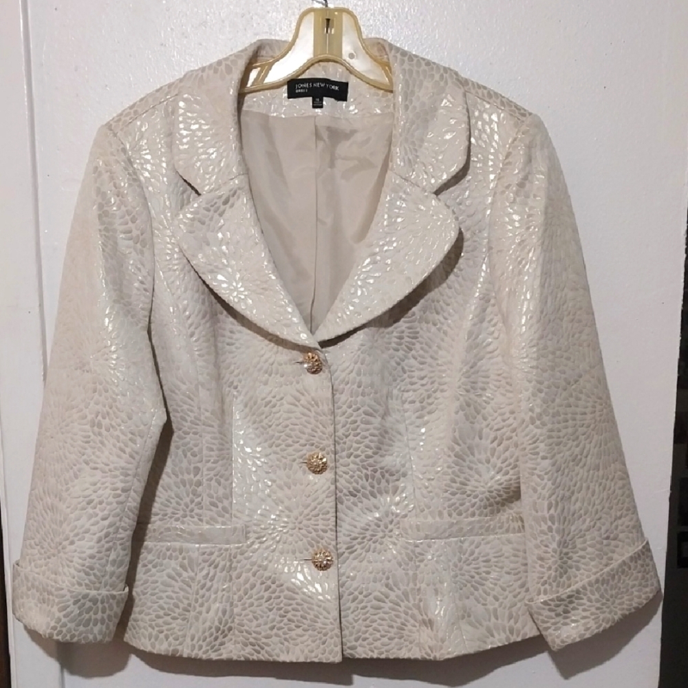 Jones Of New York Cream Blazer with Textured Fabric and Notched Lapel
